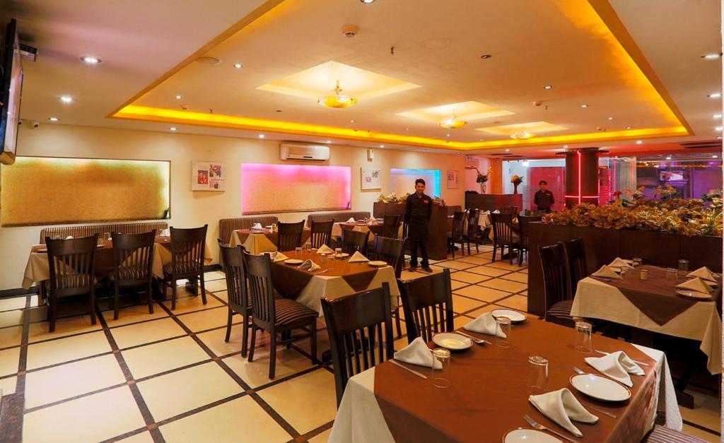 Airport La Sapphire Hotel & Restaurant ニューデリー エクステリア 写真
